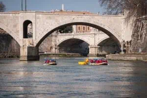 Rome: Urban Rafting Tour to Tiber Island with A Local Pizza